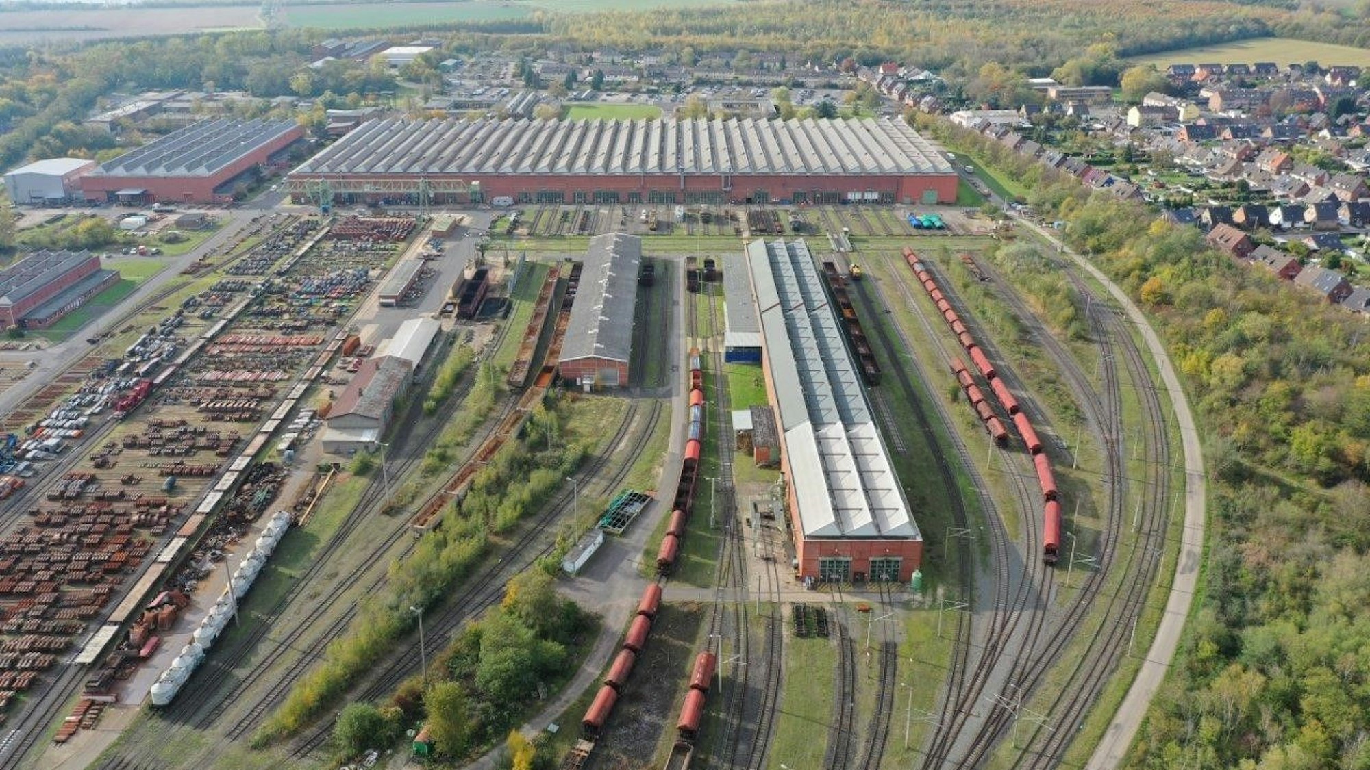 Auf dem Bild ist eine Luftaufnahme der RWE-Hauptwerkstatt zu sehen.