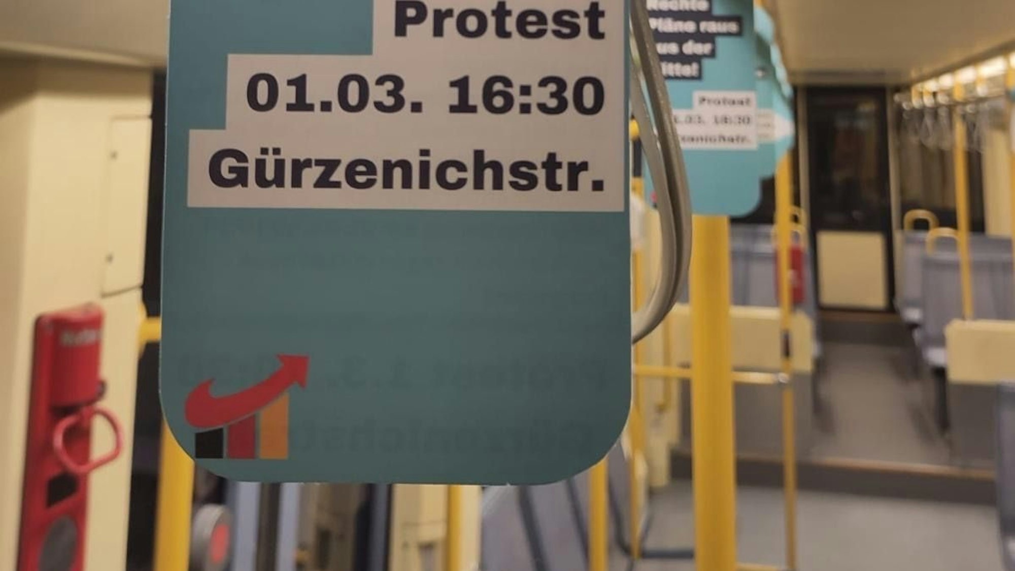 FFF hat in Kölner KVB-Bahnen Flyer aufgehängt, auf denen das Logo der CDU mit dem der AFD vermischt wird.