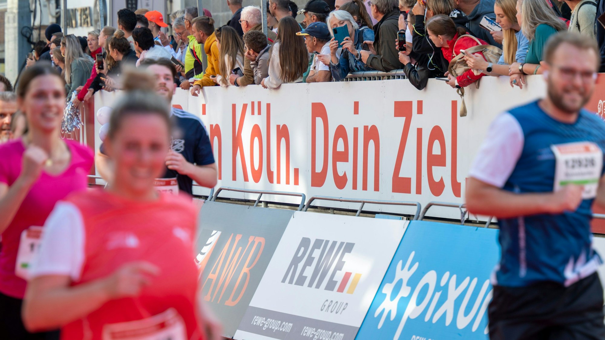 01.10.2023, Köln: 25. Köln-Marathon. Der Lauf ist dieses Jahr gleichzeitig der Wettbewerb um die Deutsche Marathonmeisterschaften. Foto: Uwe Weiser