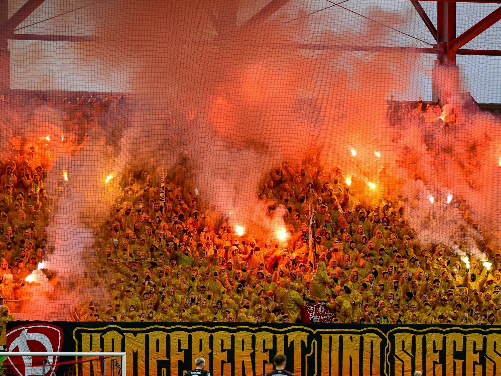 Dynamo-Fans zünden Rauchbomben und Bengalos