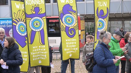 Das Foto zeigt Teilnehmer des Klimastreiks in Bergisch Gladbach.