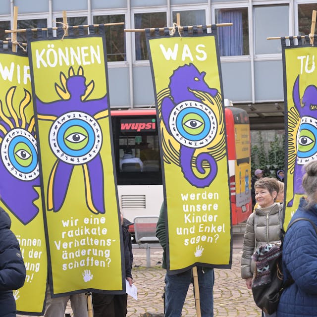 Das Foto zeigt Teilnehmer des Klimastreiks in Bergisch Gladbach.