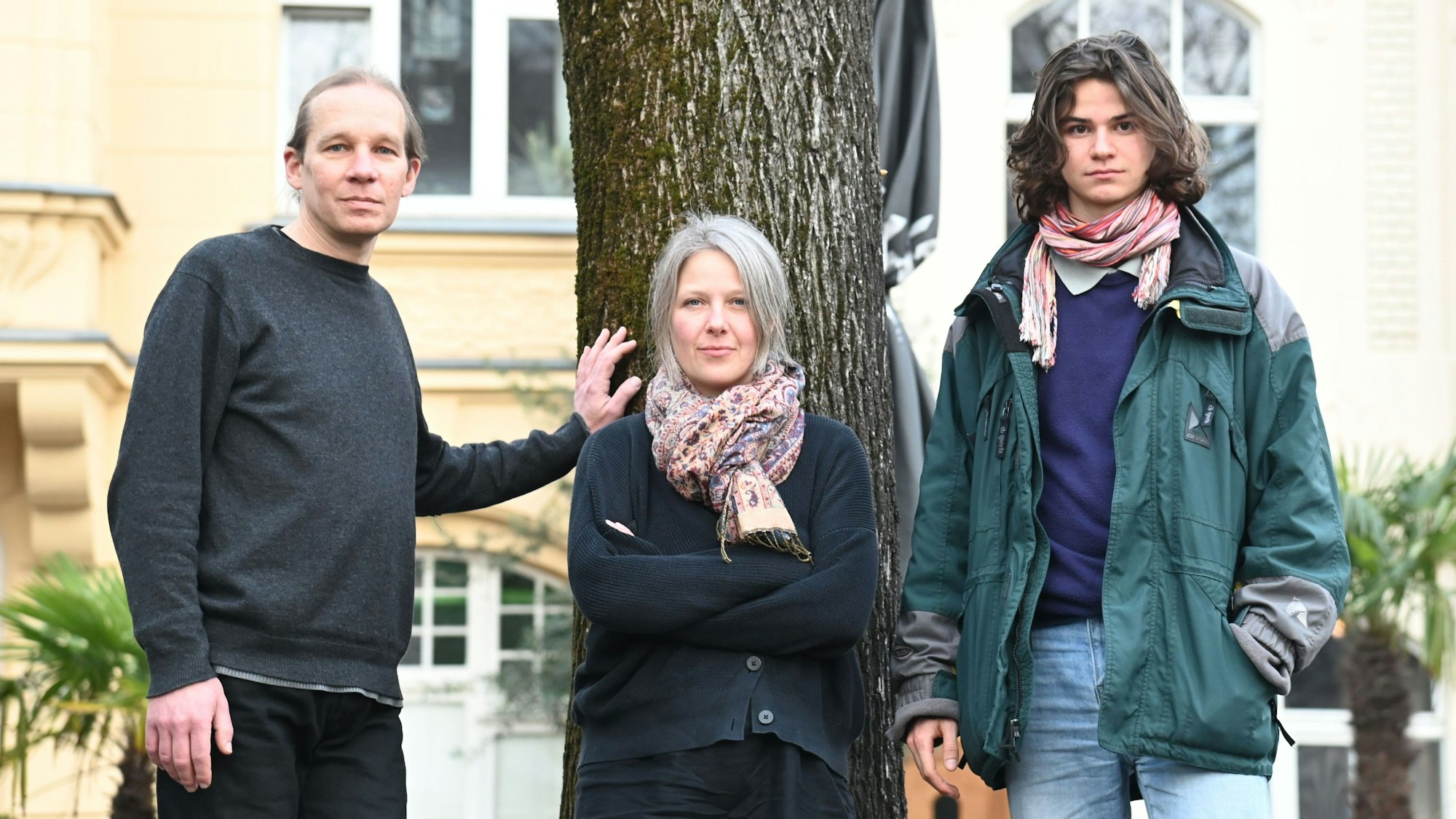 Die Kölner Aktivisten Thorsten Rochelmeyer, Caroline Schmidt und Lucas Valter lehnen an einem Baum.