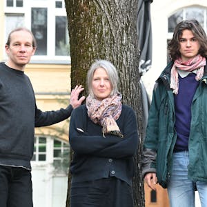 Die Kölner Aktivisten Thorsten Rochelmeyer, Caroline Schmidt und Lucas Valter&nbsp; lehnen an einem Baum.