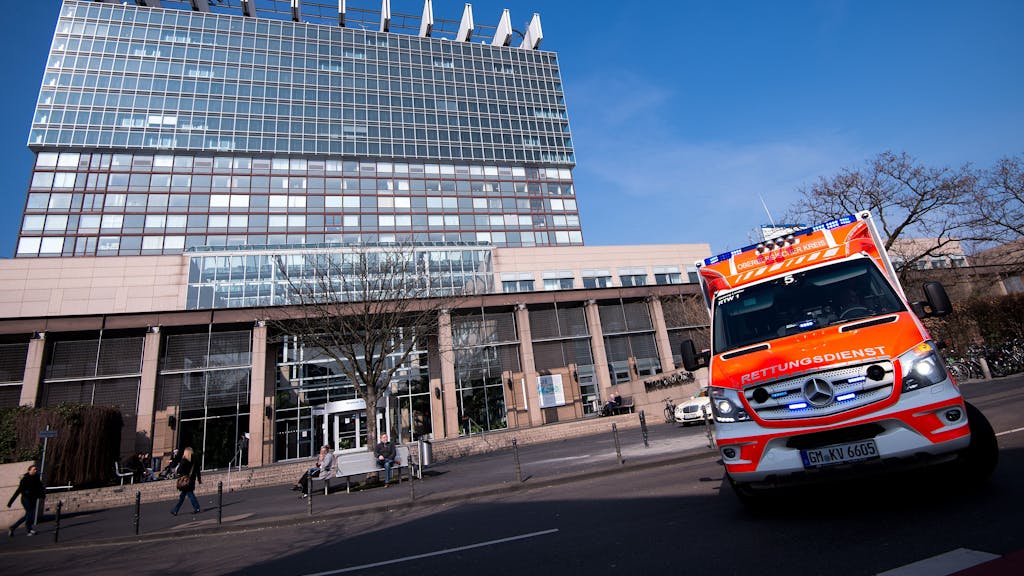 Ein Rettungswagen fährt an der Universitätsklinik Köln vorbei.