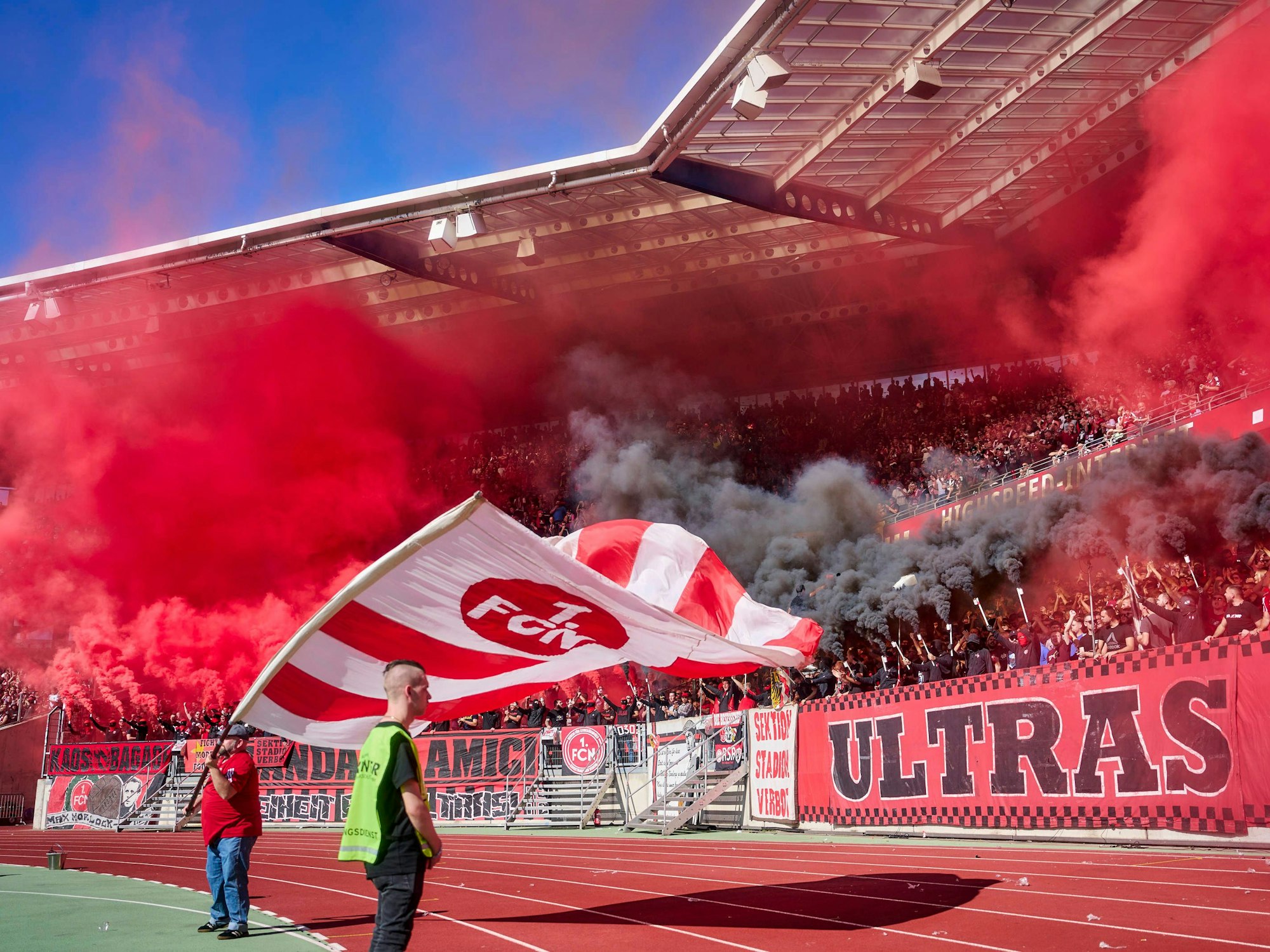 Die Nürnberger Ultras zünden Pyrotechnik
