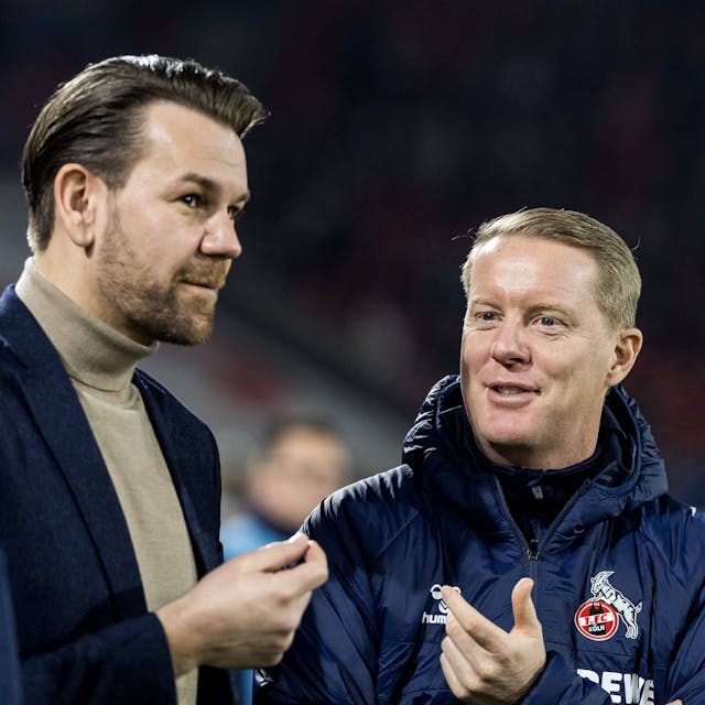 Thomas Kessler 1. FC Köln Leiter der Lizenzspielerabteilung und Trainer Timo Schultz (r.) unterhalten sich.