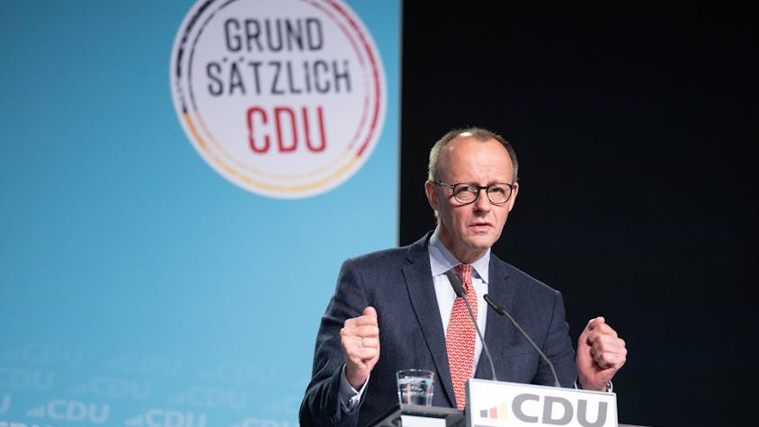Die CDU stellt der Basis das neue Grundsatzprogramm vor. Nach Stopps in Mainz, Hannover und Chemnitz sprach CDU-Chef Friedrich Merz am Freitagabend auch im Kölner Gürzenich. Das Foto zeigt ihn bei seiner Rede in Chemnitz.