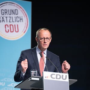 Die CDU stellt der Basis das neue Grundsatzprogramm vor. Nach Stopps in Mainz, Hannover und Chemnitz sprach CDU-Chef Friedrich Merz am Freitagabend auch im Kölner Gürzenich. Das Foto zeigt ihn bei seiner Rede in Chemnitz.