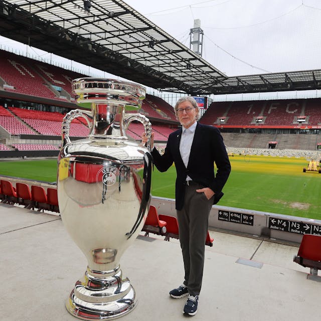 Stolzer EM-Botschafter der Stadt Köln: Toni Schumacher präsentiert im Rhein-Energie-Stadion eine übergroße Nachbildung des EM-Pokals.