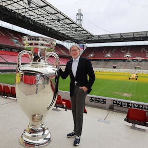 Stolzer EM-Botschafter der Stadt Köln: Toni Schumacher präsentiert im Rhein-Energie-Stadion eine übergroße Nachbildung des EM-Pokals.