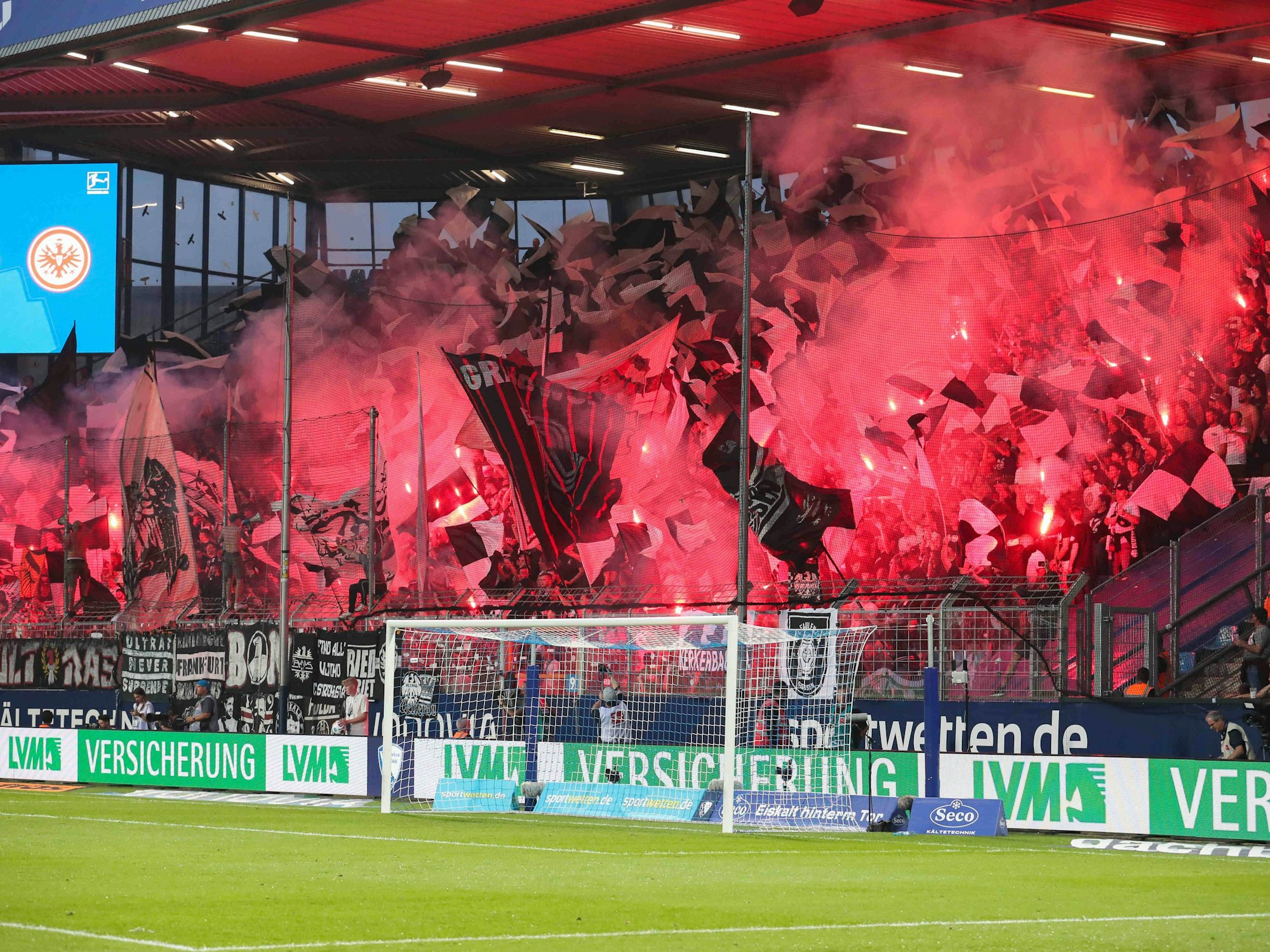 Die Fans von Eintracht Frankfurt zünden im Gästeblock Pyrotechnik