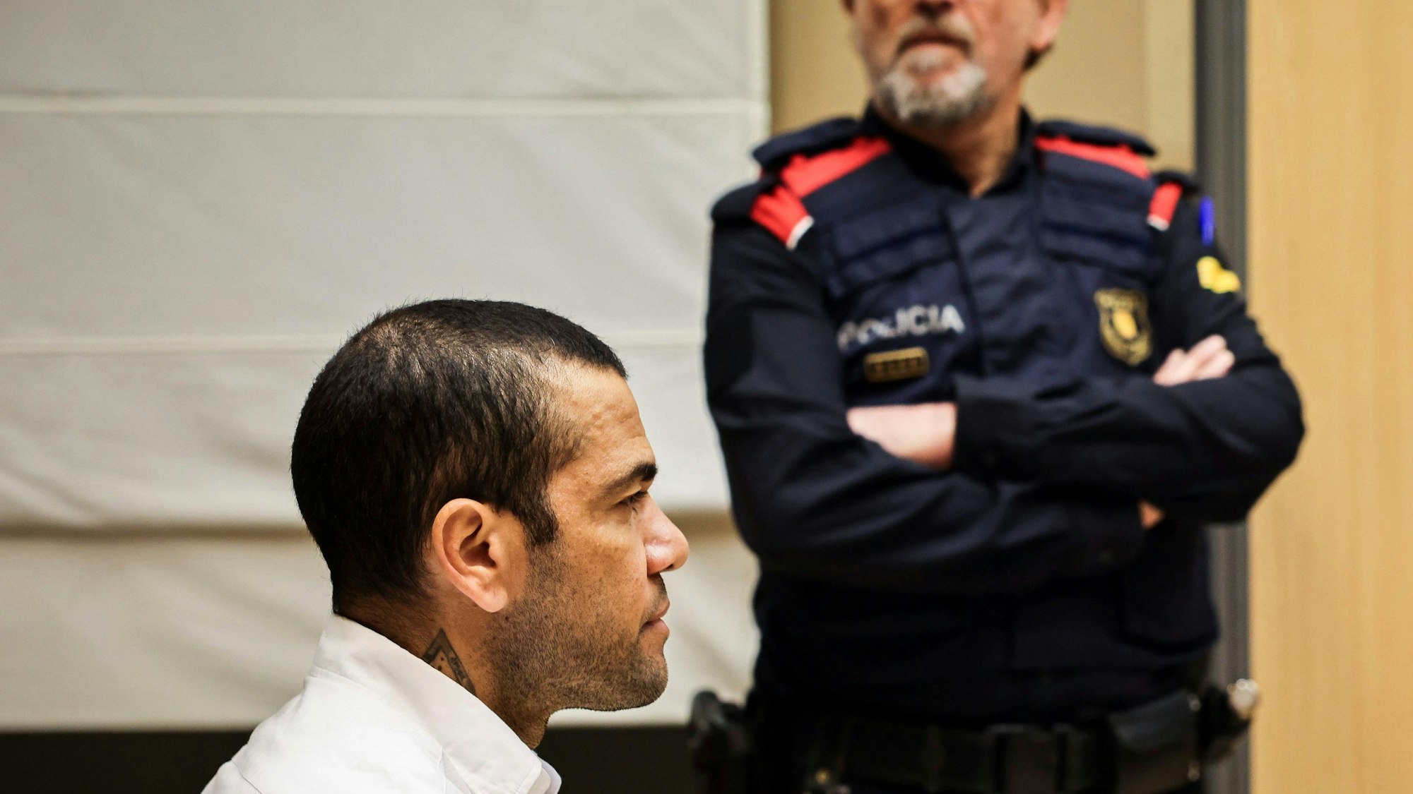 Der brasilianische Fußballstar Dani Alves sitzt während der Verhandlung in seinem Prozess.