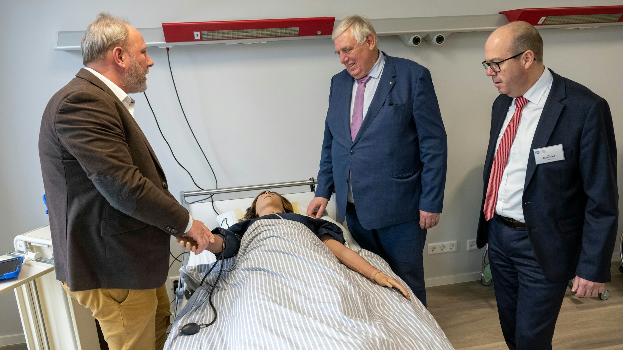 Gesundheitsminister Karl-Josef Laumann (Mitte) lässt sich das neue Ausbildungszentrum für Pflege-Azubis in Köln zeigen.