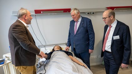 Gesundheitsminister Karl-Josef Laumann (Mitte) lässt sich das neue Ausbildungszentrum für Pflege-Azubis in Köln zeigen.