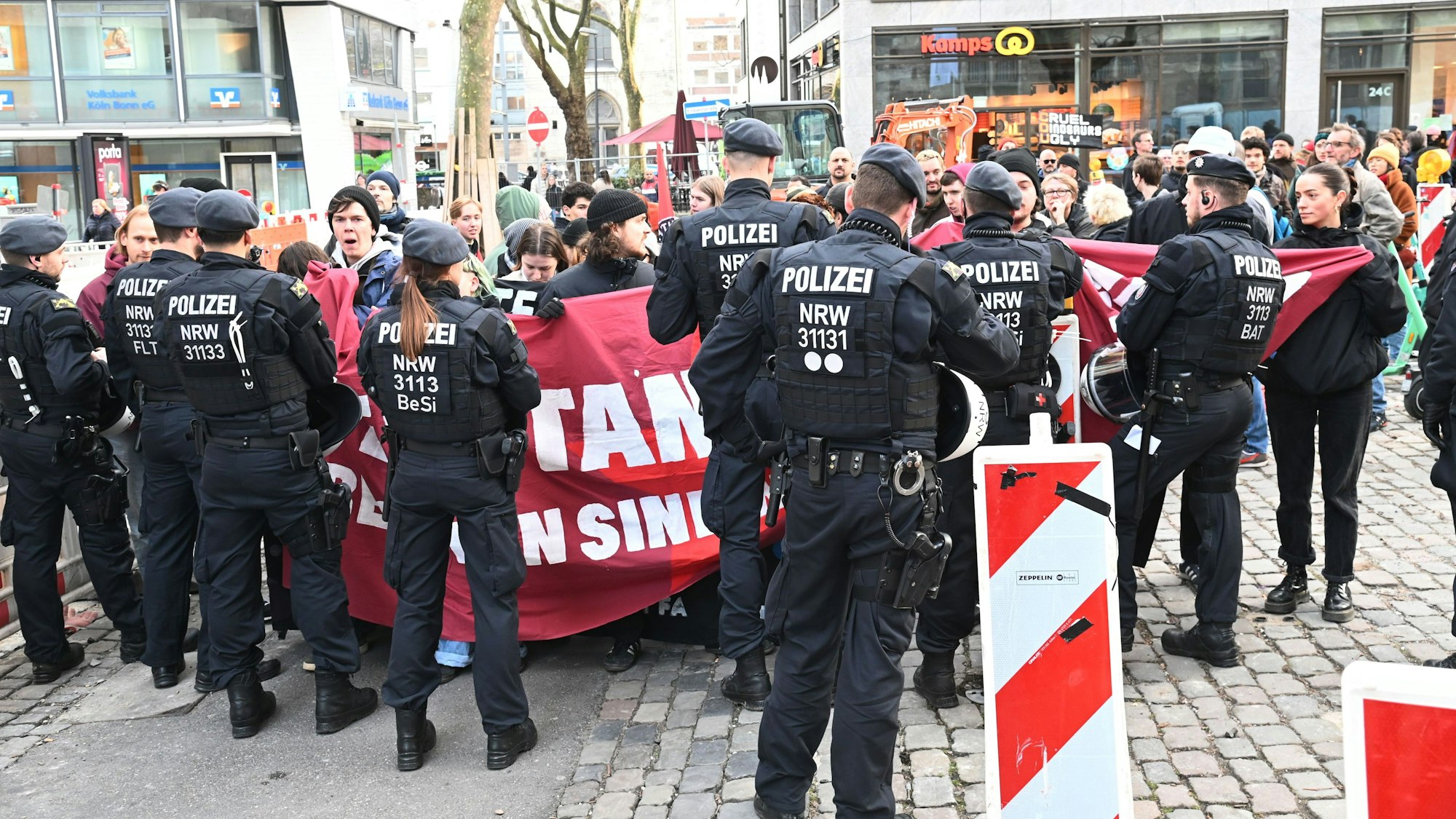 Die CDU stellt im Kölner Gürzenich ihr neues Grundsatzprogramm vor. Zuvor hatten sich Demonstranten versammelt, um gegen die CDU zu protestieren.