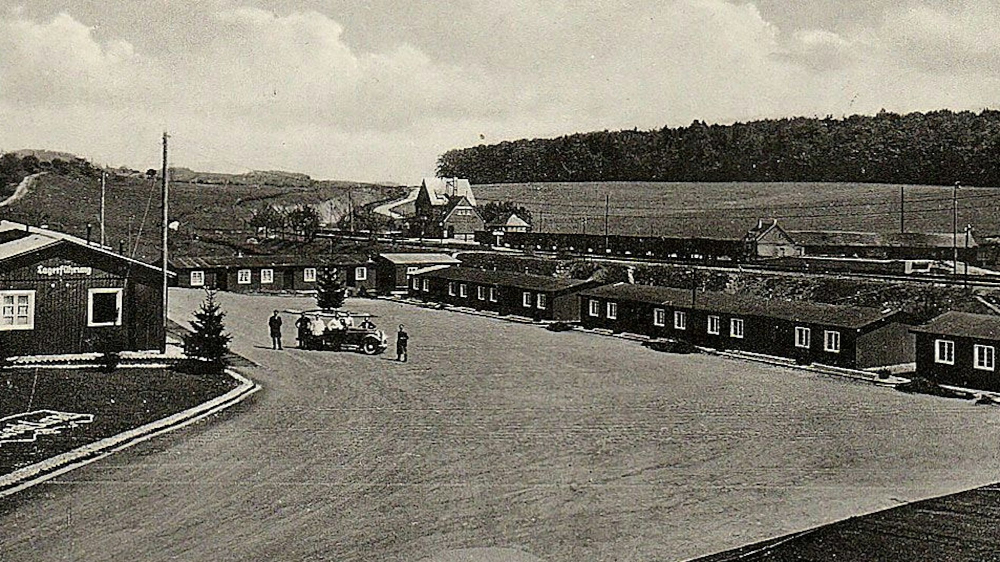 Das Bild zeigt eine Postkarte in schwarz-weiß. Darauf das einstige Reichsarbeitsdienstlager am Bahnhof in Blankenheim.