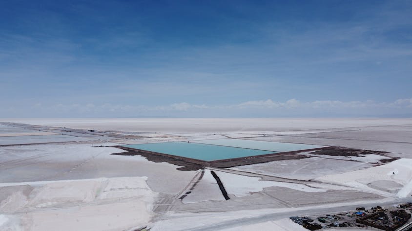 ARCHIV - 15.12.2023, Bolivien, Uyuni: Blick auf die Verdampfung von Lithium an einer bolivianischen Anlage in Rio Grande am Salzsee von Uyuni. Die Bundesregierung plant einen Rohstofffonds - für einen sicheren Zugang zu kritischen Rohstoffen.