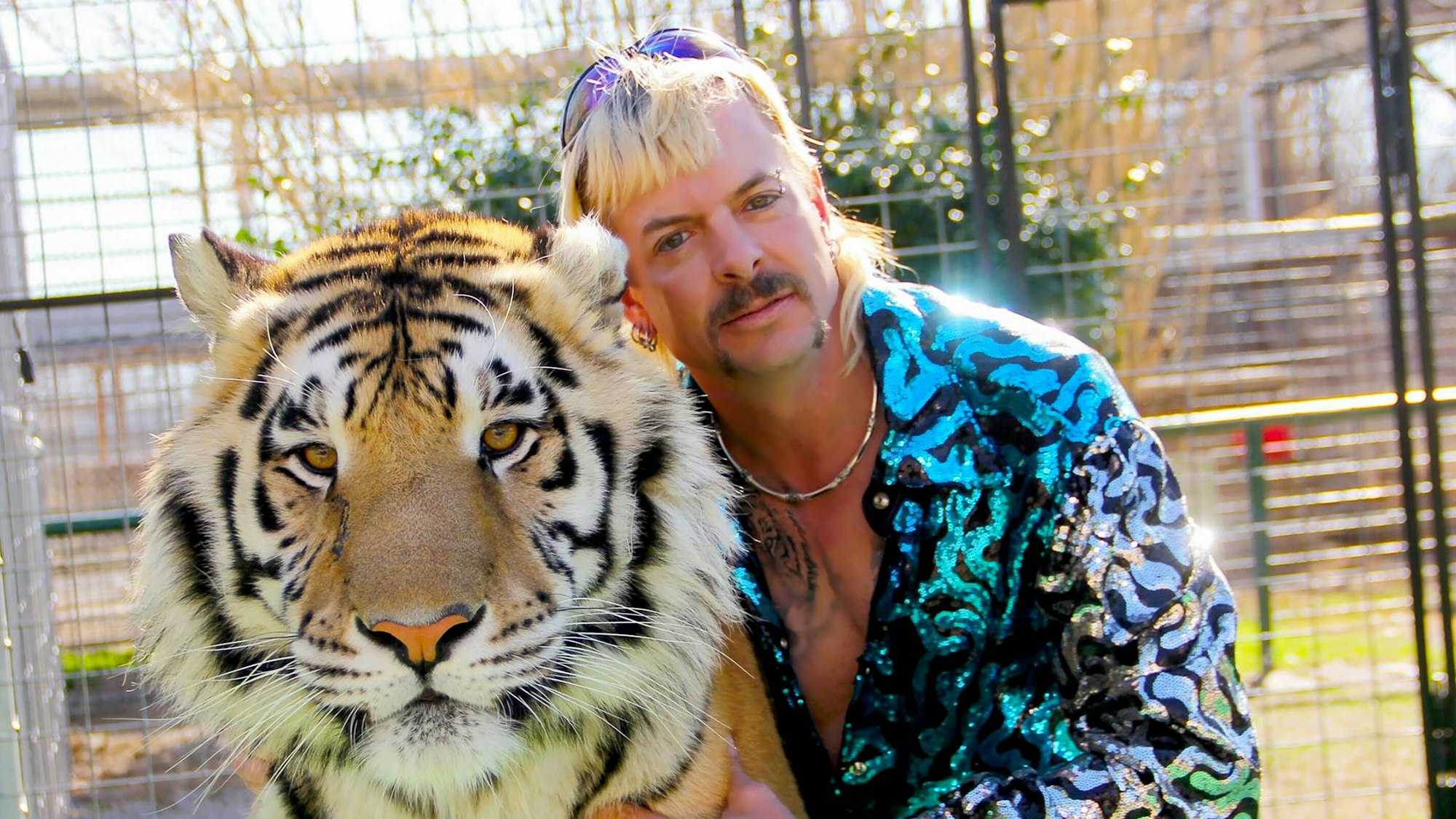 Joe Exotic mit einem seiner Tiger.