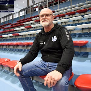 Jörg Bohrmann sitzt auf einem Rang in der Schwalbe-Arena.