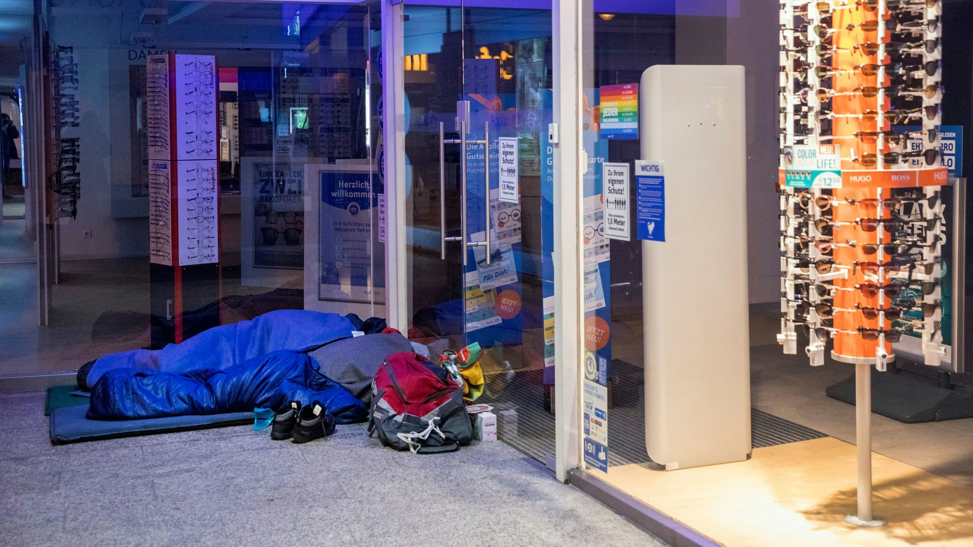 Obdachloser im Schlafsack in einem Ladeneingang in der Kölner Hohe Straße