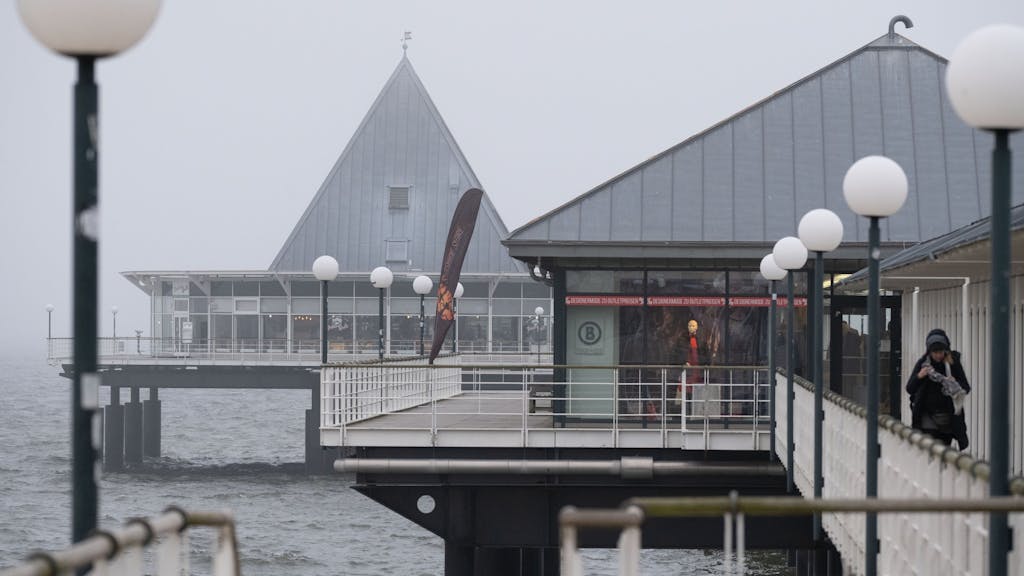 Blick die Seebrücke am Strand in Heringsdorf: In einem Hotel war nach Angaben des Landkreises Vorpommern-Greifswald am Dienstag eine erhöhte Konzentration Kohlenmonoxid festgestellt worden. Ein Hotelgast starb an den Folgen einer Kohlenmonoxid-Vergiftung.