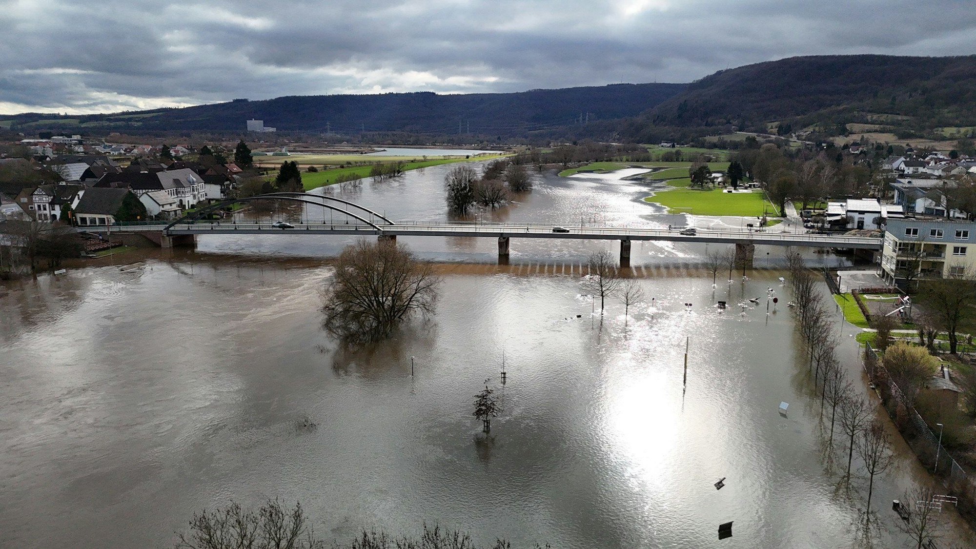 10.02.2024, Nordrhein-Westfalen, Beverungen: Hochwasser an der Weser (Aufnahme mit Drohne). Foto: Christian Müller/Westfalennews/dpa