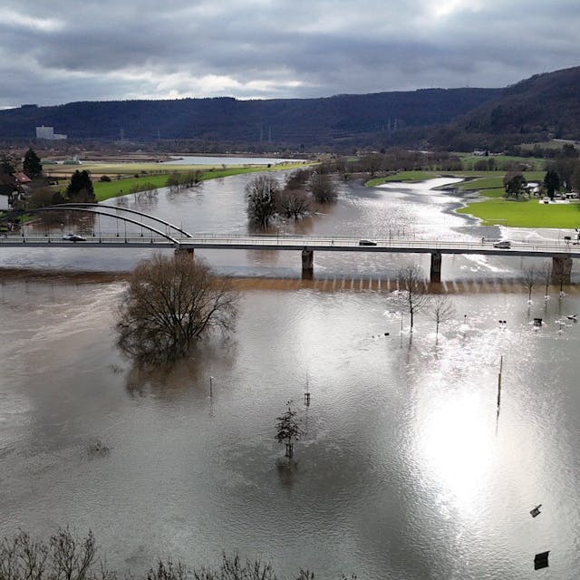 10.02.2024, Nordrhein-Westfalen, Beverungen: Hochwasser an der Weser (Aufnahme mit Drohne). Foto: Christian Müller/Westfalennews/dpa&nbsp;