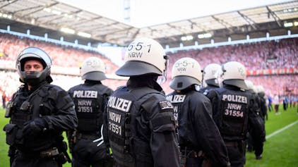 Bereitschaftspolizisten stehen im Kölner Rhein-Energie-Stadion.