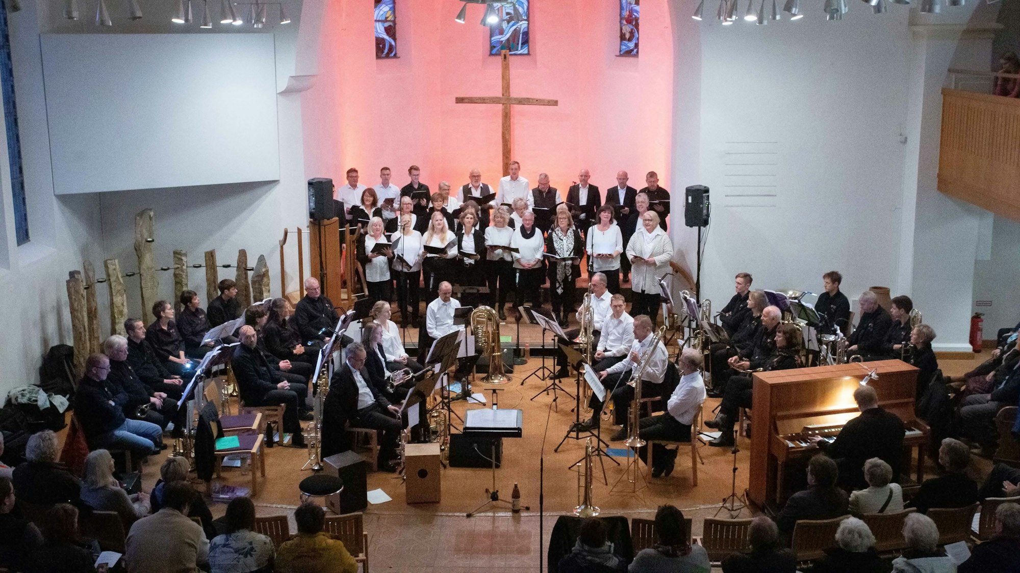 Ein Chor und ein Kammerorchester treten in der Kirche auf.