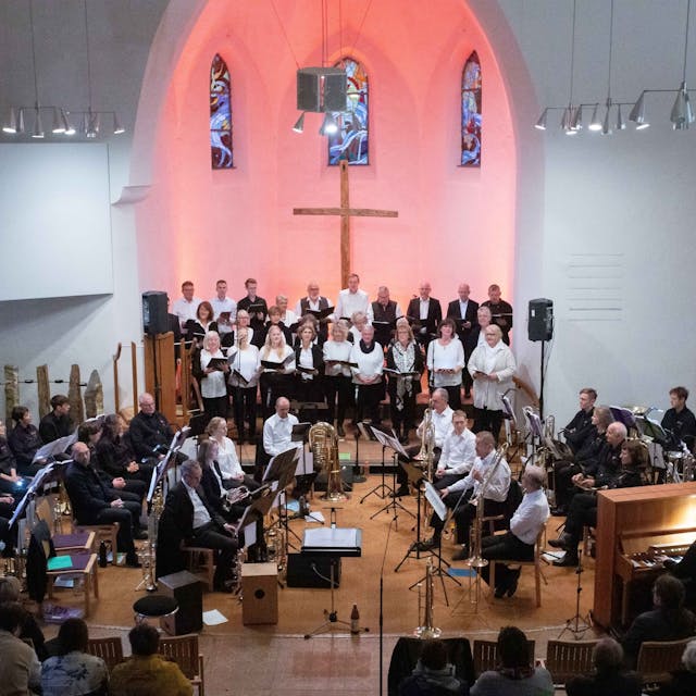 Ein Chor und ein Kammerorchester treten in der Kirche auf.