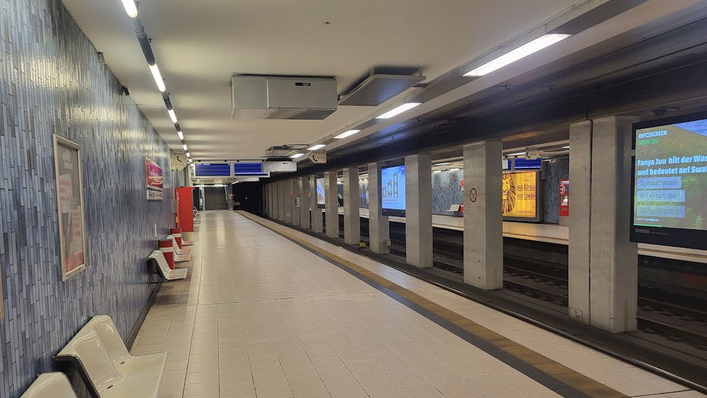 Keine Menschen sind an der KVB-Station am Kölner Hauptbahnhof zu sehen.