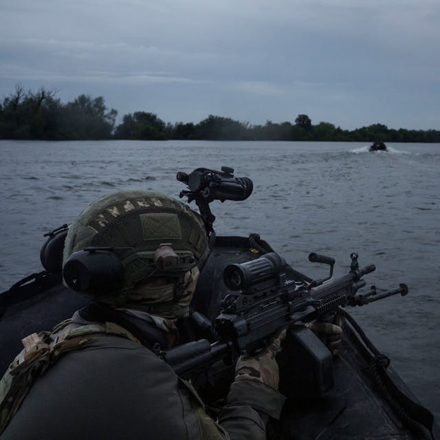 Ukrainische Soldaten fahren mit einem Boot auf dem Fluss Dnipro an der Frontlinie in der Nähe von Cherson. (Archivbild)