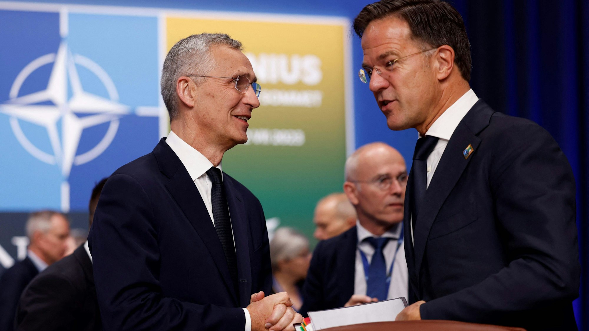 Nato-Generalsekretär Jens Stoltenberg (.) spricht mit dem niederländischen Ministerpräsidenten Mark Rutte.