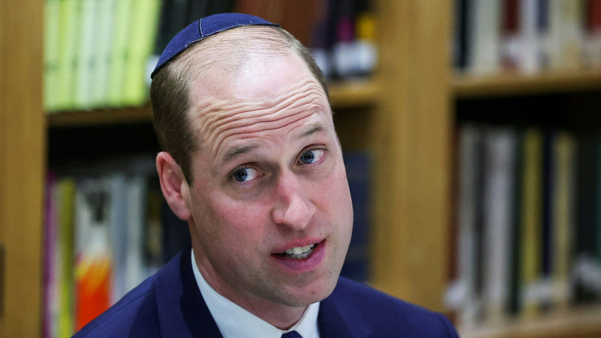 Prinz William führt ein Gespräch bei seinem Besuch der Western Marble Arch Synagoge in London. Er trägt die traditionelle Kippa.