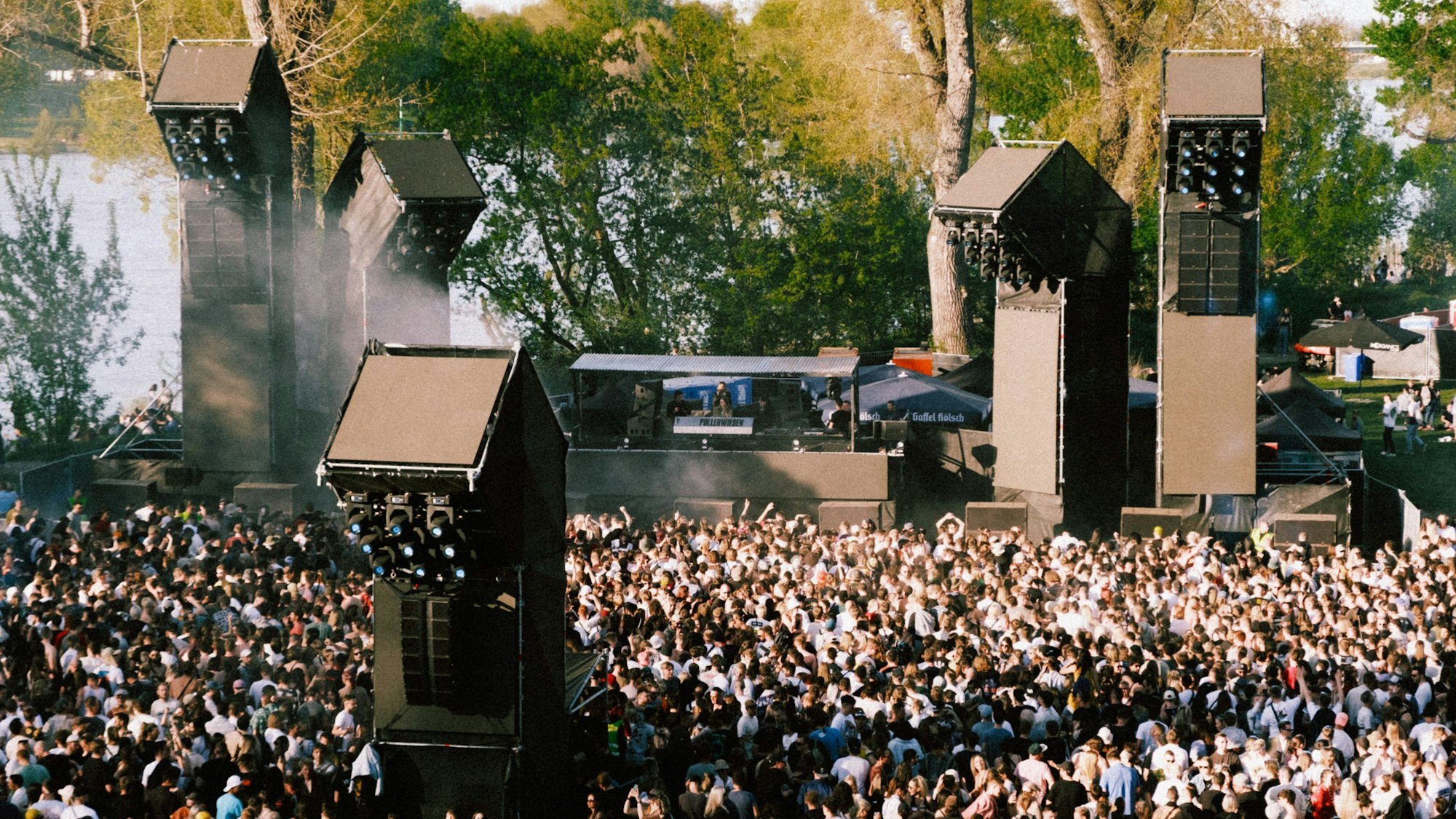 Menschenmenge vor der DJ-Bühne im Jugendpark