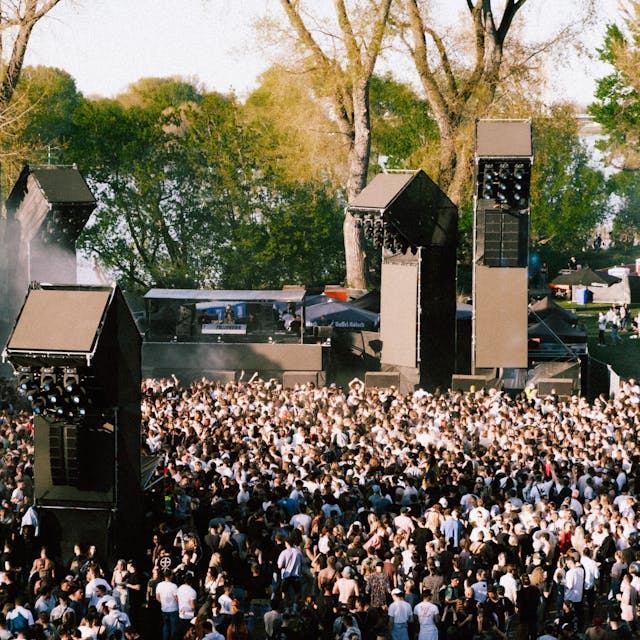 Menschenmenge vor der DJ-Bühne im Jugendpark