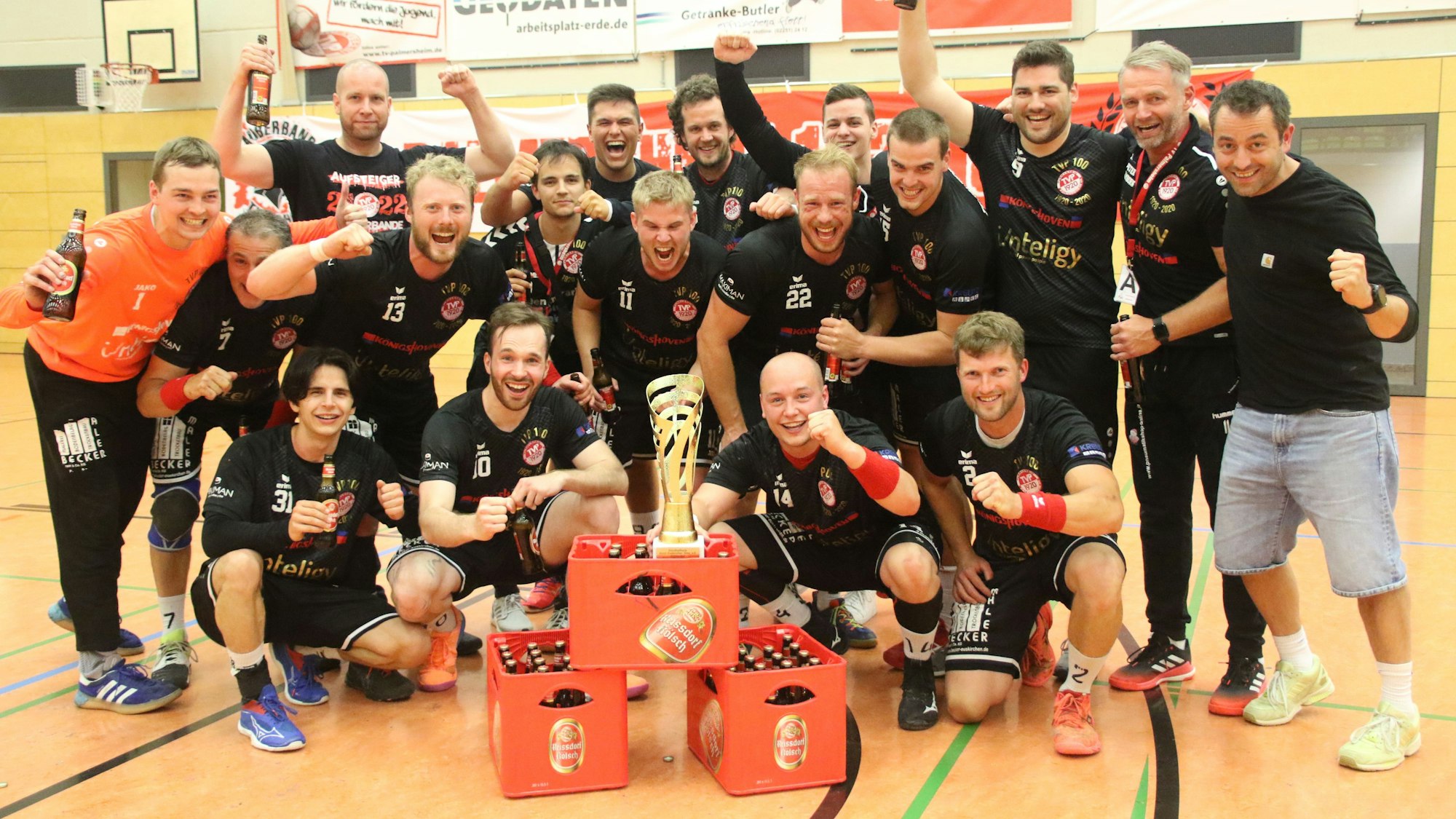 Die erste Mannschaft des TV Palmersheim freut sich über den Kreispokalsieg 2022. Der Pokal steht auf einem Podest aus Bierkisten.
