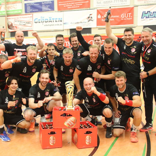 Die erste Mannschaft des TV Palmersheim freut sich über den Kreispokalsieg 2022. Der Pokal steht auf einem Podest aus Bierkisten.
