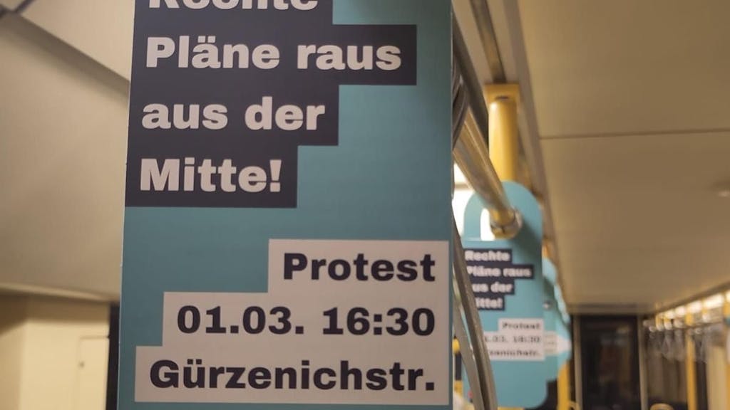 Fridays for Future hat in Kölner KVB-Bahnen Flyer aufgehängt, auf denen das Logo der CDU mit dem der AfD vermischt wird.
