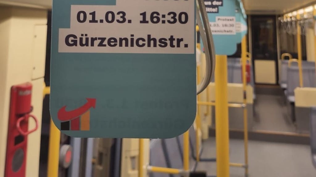 Fridays for Future hat in Kölner KVB-Bahnen Flyer aufgehängt, auf denen das Logo der CDU mit dem der AfD vermischt wird.