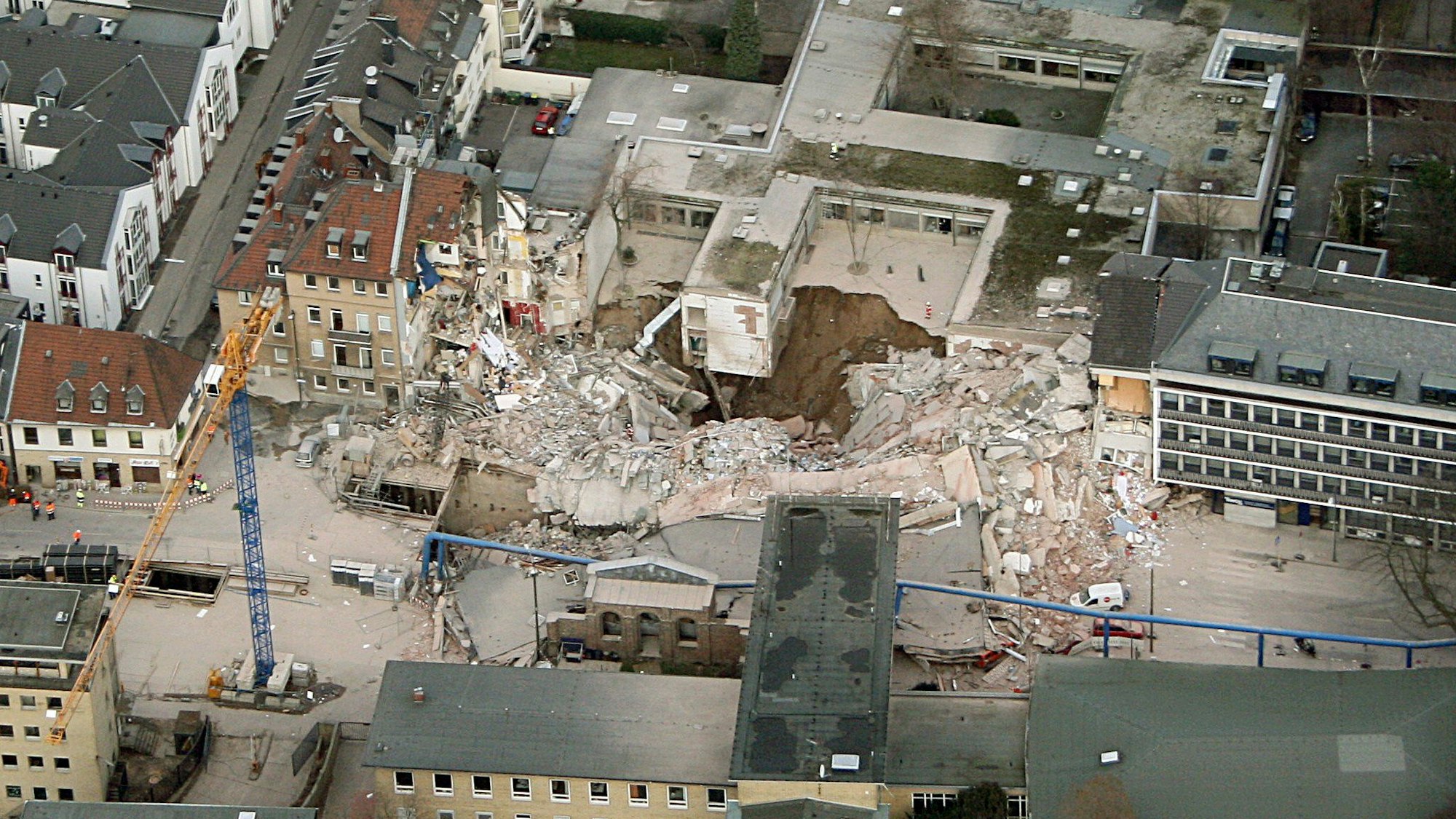 Die Einsturzstelle des Stadtarchivs direkt nach der Katastrophe. Archivfoto aus 2009.