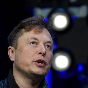 Elon Musk spricht auf einer Konferenz in Washington, DC.