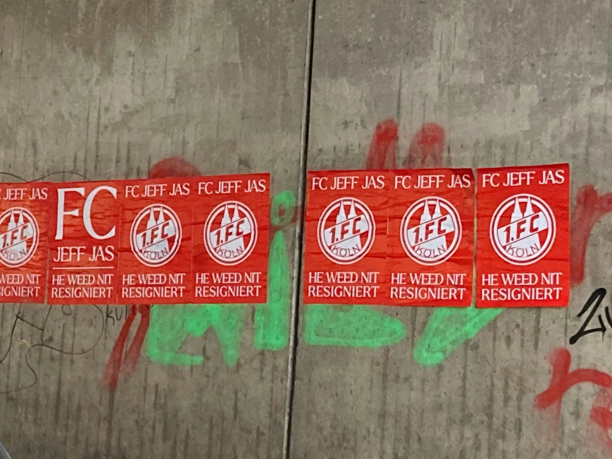 FC-Plakate in der Stadt vor dem Derby gegen Leverkusen.