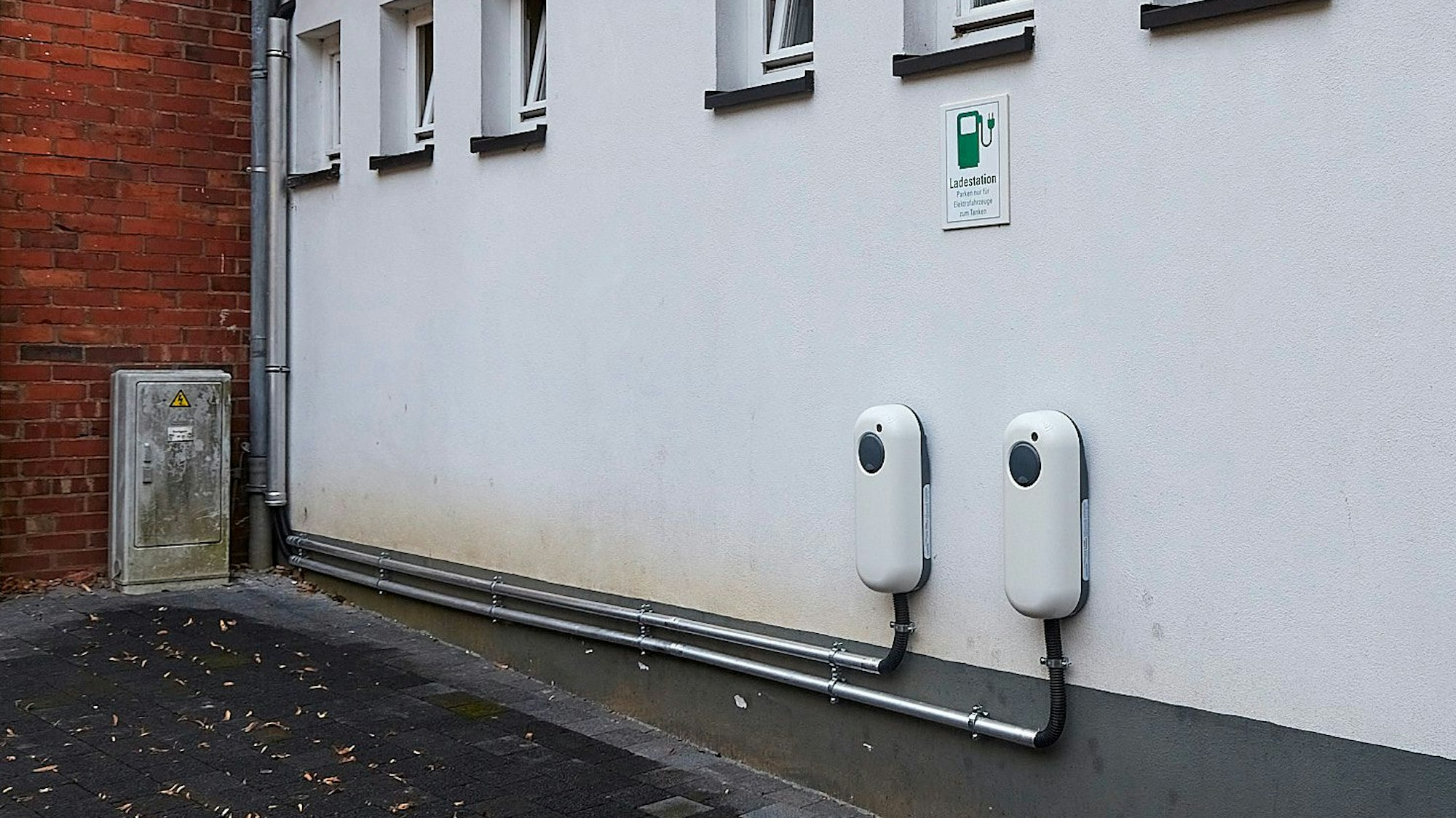 An der Außenwand des Pfarrheims in Marmagen sind zwei Ladestationen für Elektrofahrzeuge angebracht.