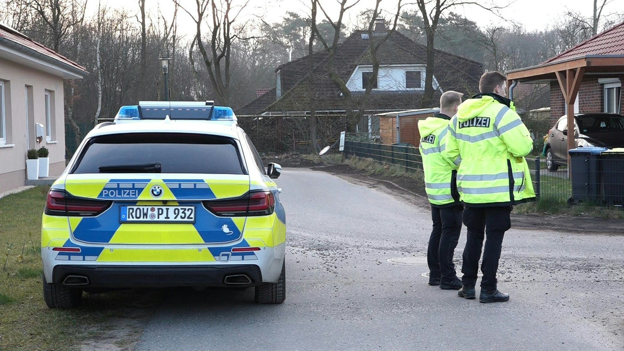 Die Polizei steht in einem Wohngebiet in Bothel, nachdem Schüsse gefallen sind. Die Polizei ermittelt nach Schüssen im Landkreis Rotenburg wegen möglicher Kapitaldelikte.