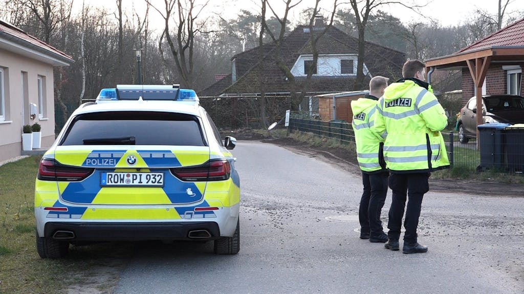 Die Polizei steht in einem Wohngebiet in Bothel, nachdem Schüsse gefallen sind. Die Polizei ermittelt nach Schüssen im Landkreis Rotenburg wegen möglicher Kapitaldelikte.