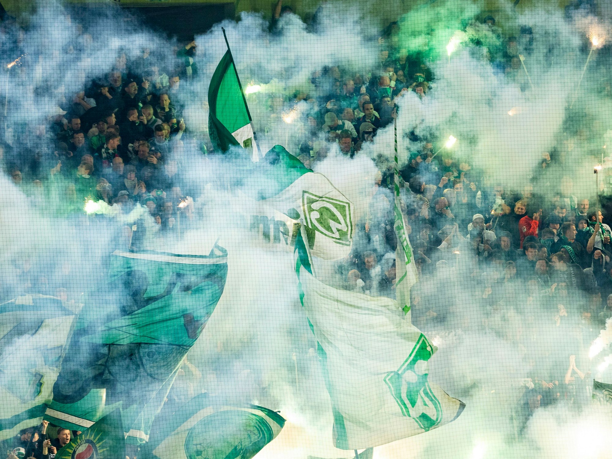 Werder-Fans im Rauch.