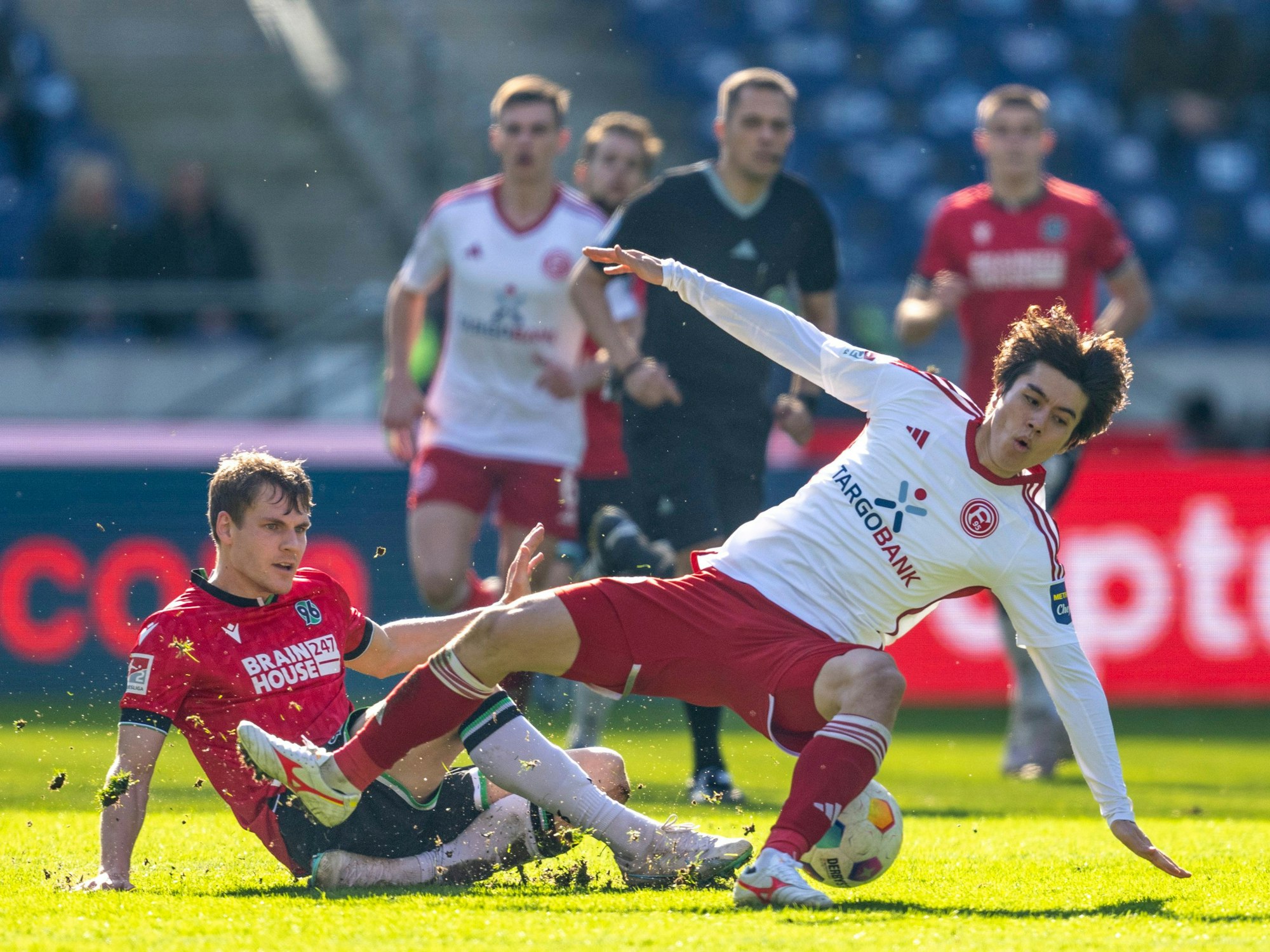 Hannovers Max Christiansen und Fortuna Düsseldorfs Ao Tanaka kämpfen um den Ball.