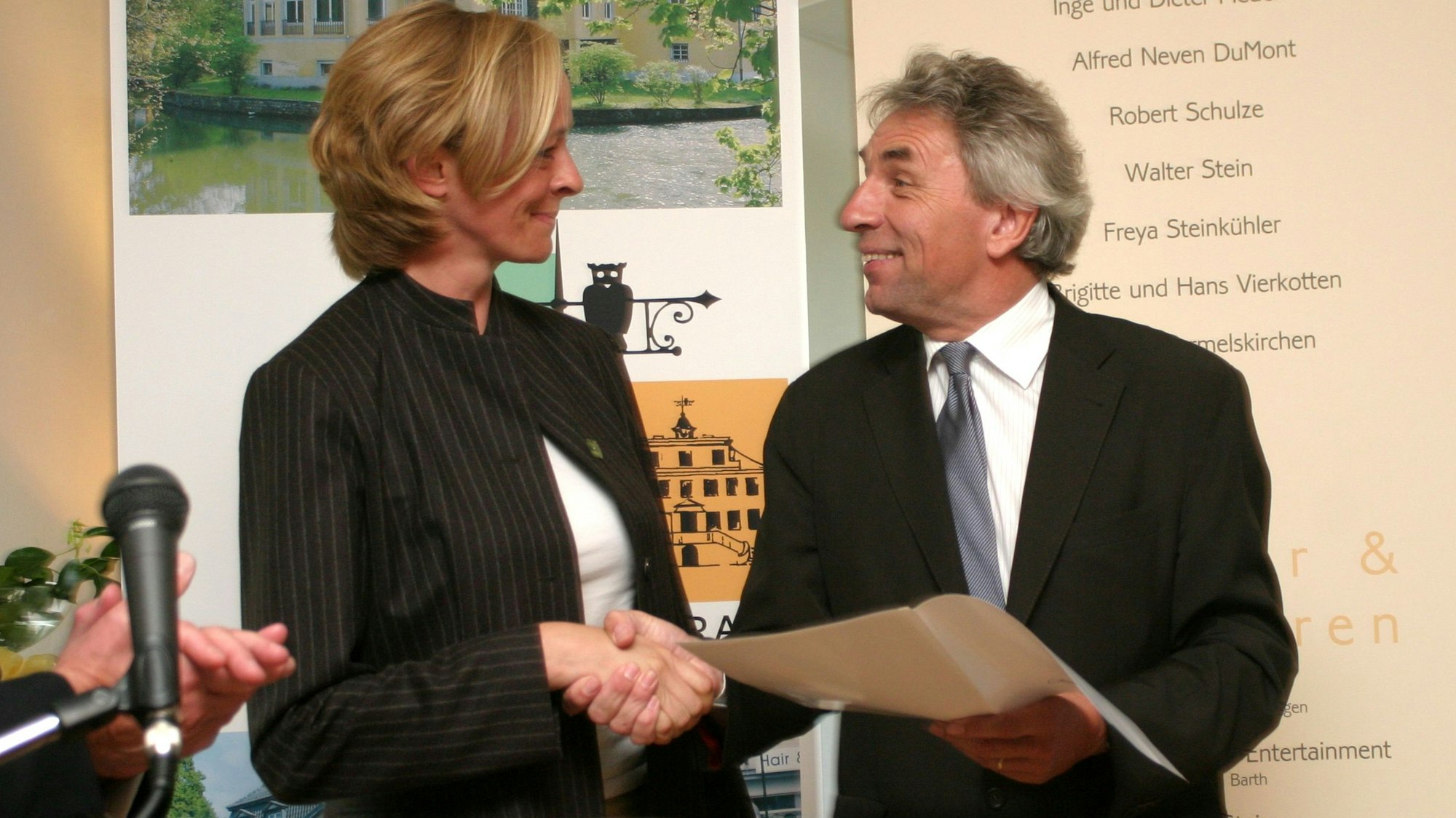 Regierungspräsident Jürgen Roters überreicht Urkunden für die ersten Stifter (l.), Isabella Neven DuMont nimmt die Urkunde für ihren Vater Prof. Alfred Neven DuMont entgegen.